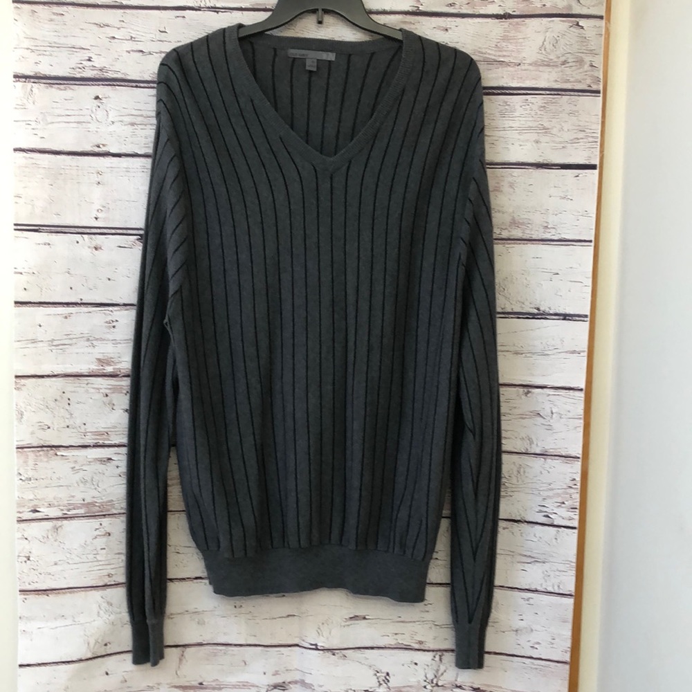 Old Navy Men's V-Neck Sweater🙂